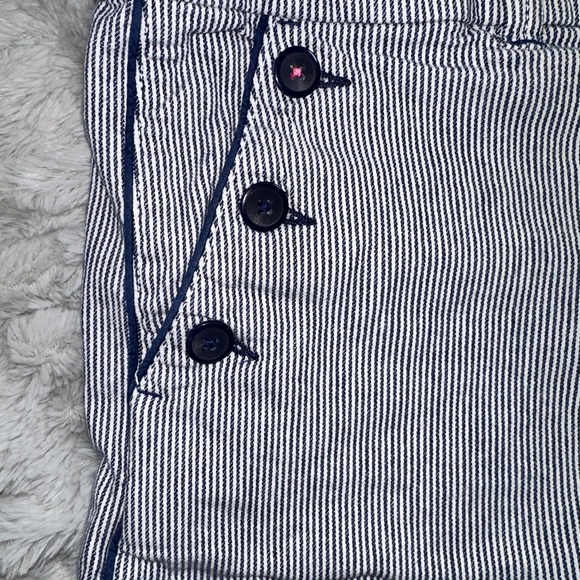 🦅 American Eagle size 8, pin stripe shorts - Picture 2 of 6